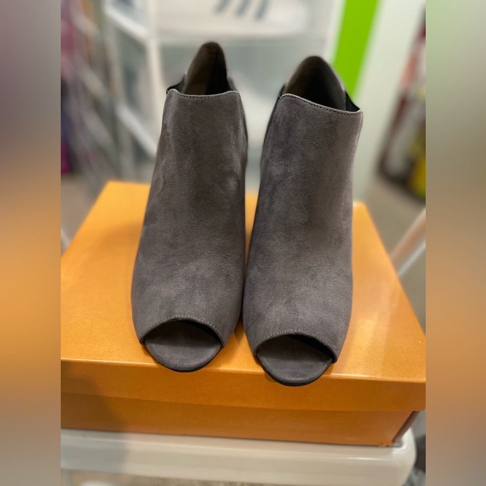 Unisa Saffyre 3 inch Gray Peep Toe Bootie Sz 10
***Never worn ***Box included